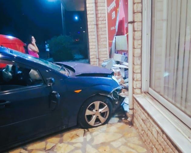 Μεσολόγγι: Αυτοκίνητο «καρφώθηκε» σε κατάστημα – Ο οδηγός εγκατέλειψε το σημείο