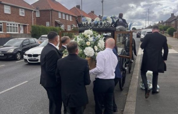 Αγγλία: Πατέρας καταρρέει και πεθαίνει στην κηδεία του γιου του