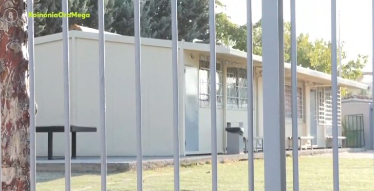 Μενίδι: Μαθητές κάνουν μάθημα σε κοντέινερ – Τι καταγγέλλουν γονείς και δάσκαλοι