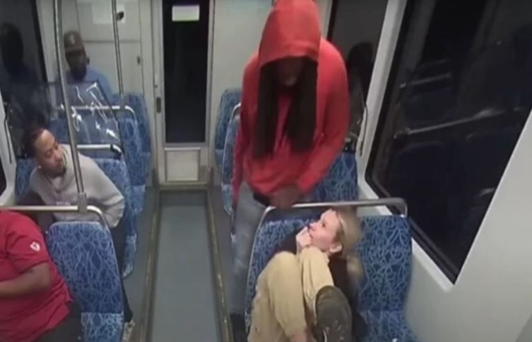 ΗΠΑ: Η 23χρονη Ιρίνα κοιτάζει στα μάτια με τρόμο τον δολοφόνο της λίγο πριν ξεψυχήσει [βίντεο σοκ]