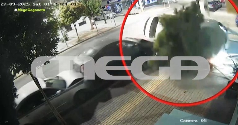 Ίλιον: Ντοκουμέντο από την τρελή πορεία αυτοκίνητου που κατέληξε σε βιτρίνα καταστήματος
