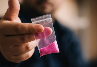 Ρόδος: Πώς συνελήφθη η εντυπωσιακή influencer – Τι είναι η ροζ κοκαΐνη που βρέθηκε στο αυτοκίνητό της