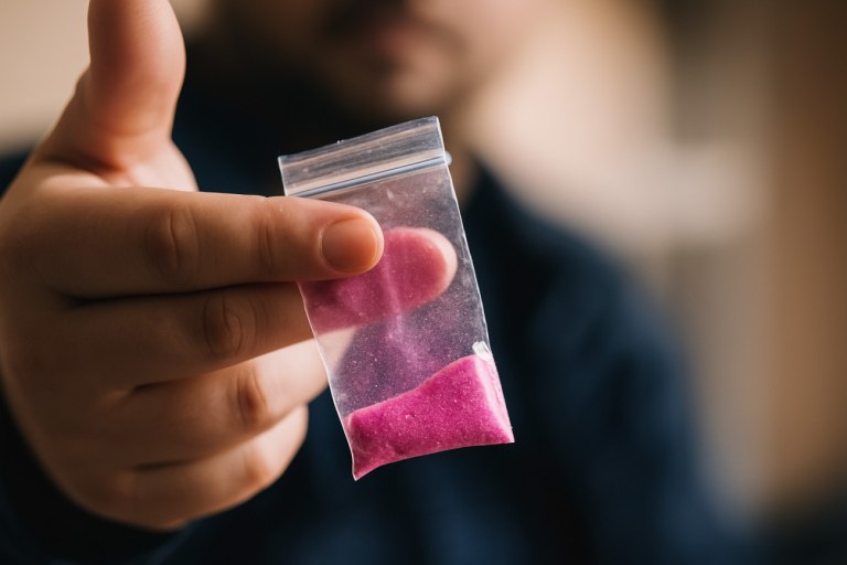 Ρόδος: Πώς συνελήφθη η εντυπωσιακή influencer – Τι είναι η ροζ κοκαΐνη που βρέθηκε στο αυτοκίνητό της