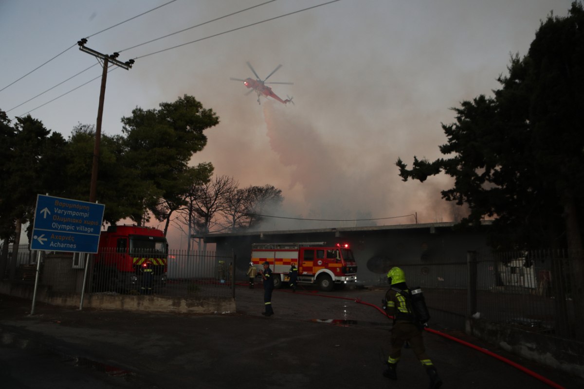 Μενίδι: Υπό έλεγχο η φωτιά που ξέσπασε στο εργοστάσιο ξυλείας