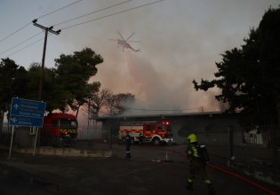 Μενίδι: Υπό έλεγχο η φωτιά που ξέσπασε στο εργοστάσιο ξυλείας