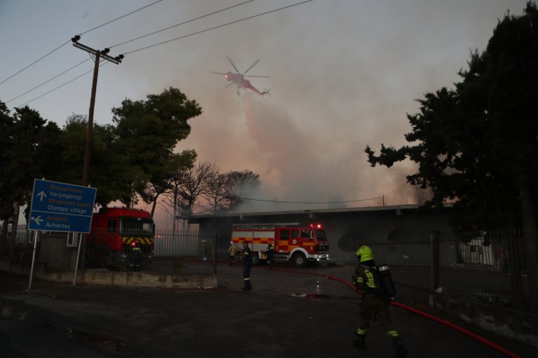 Μενίδι: Υπό έλεγχο η φωτιά που ξέσπασε στο εργοστάσιο ξυλείας