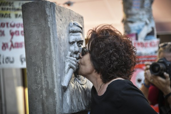 Μάγδα Φύσσα: «Οι δολοφόνοι έξω, οι αλληλέγγυοι μέσα» – Η πρώτη αντίδραση για την αποφυλάκιση Μιχαλολιάκου
