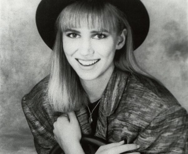 Ντέμπι Γκίμπσον: Μου έλεγαν να κάνω πλαστική στη μύτη και τα χείλη μου – Xαίρομαι που τους αγνόησα