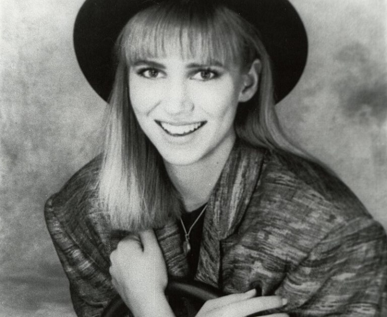 Ντέμπι Γκίμπσον: Μου έλεγαν να κάνω πλαστική στη μύτη και τα χείλη μου – Xαίρομαι που τους αγνόησα