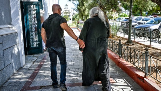 Καλάβρυτα: «Προσωπικά αντικείμενα» ήταν τα κειμήλια, λέει ο μοναχός που προσπάθησε να τα πουλήσει