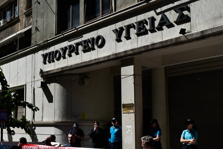 «Έξυπνο γάντι»: Κόστισε στο υπουργείο Υγείας 3 εκατομμύρια – Η Ομοσπονδία Κωφών αμφισβητεί τη χρησιμότητά του