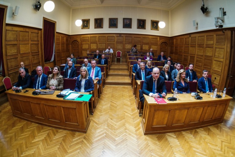 Εξεταστική: Ξεκίνησε τις εργασίες εκλέγοντας μονοκομματικό προεδρείο – Απόπειρα συγκάλυψης καταγγέλλει η αντιπολίτευση