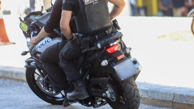 εικόνα που δείχνει αστυνομικούς της ΕΛ.ΑΣ.