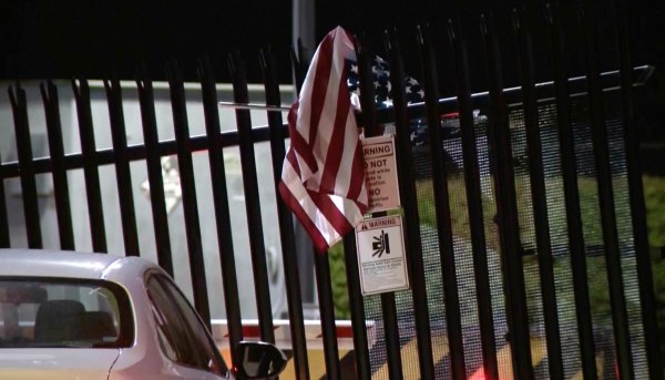 ΗΠΑ: Όχημα έπεσε πάνω στην πύλη του FBI στο Πίτσμπουργκ – Ο οδηγός άφησε μια σημαία και… έφυγε!