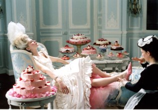 Μαρία Αντουανέτα: Πουφ, φορέματα και επανάσταση – Η βασίλισσα που συνεχίζει να… κυριαρχεί στη μόδα