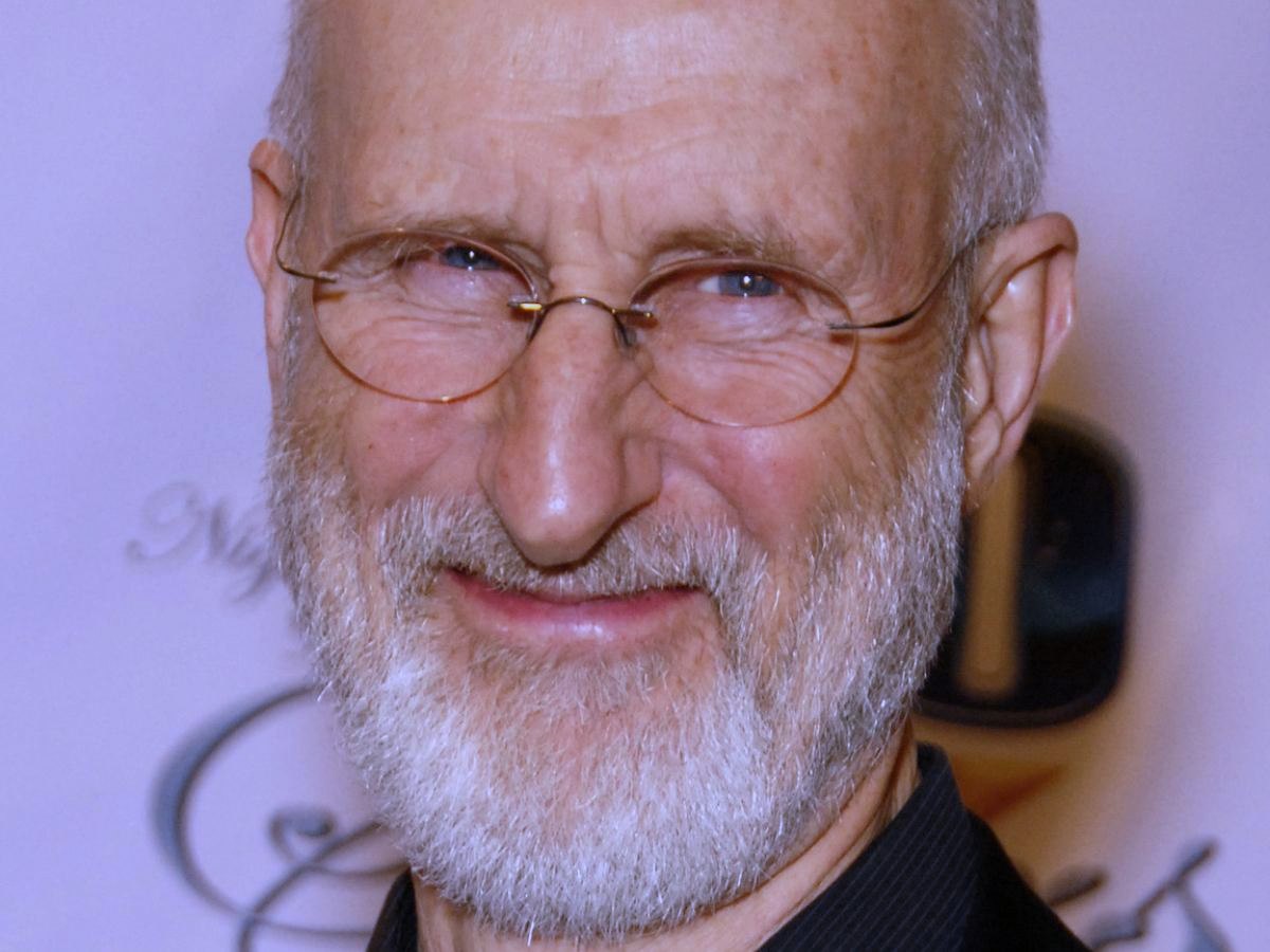 «Αντισταθείτε, αλλιώς θα σας καταβροχθίσουν» – Ο Τζέιμς Κρόμγουελ είναι ο μεγαλύτερος ταραχοποιός του Χόλιγουντ