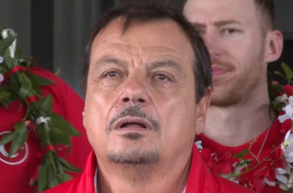 Ο Αταμάν και τα δάκρυά του στην υποδοχή της Τουρκίας (vid)