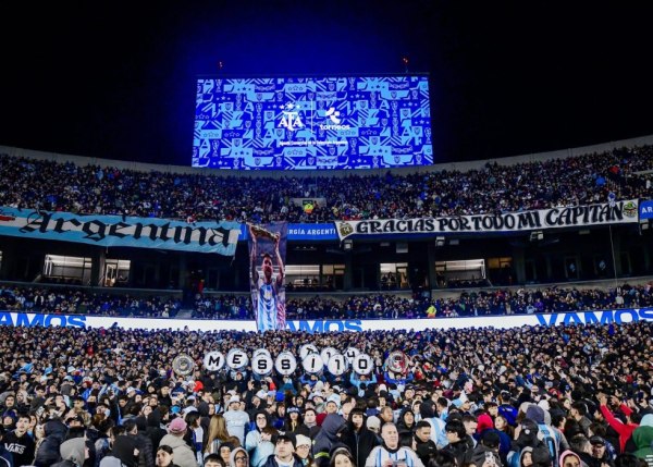 «Λύγισε» ο Μέσι στο τελευταίο ματς μπροστά στον κόσμο της Αργεντινής – Αποθέωση στο «Μονουμεντάλ» (pics, vids)