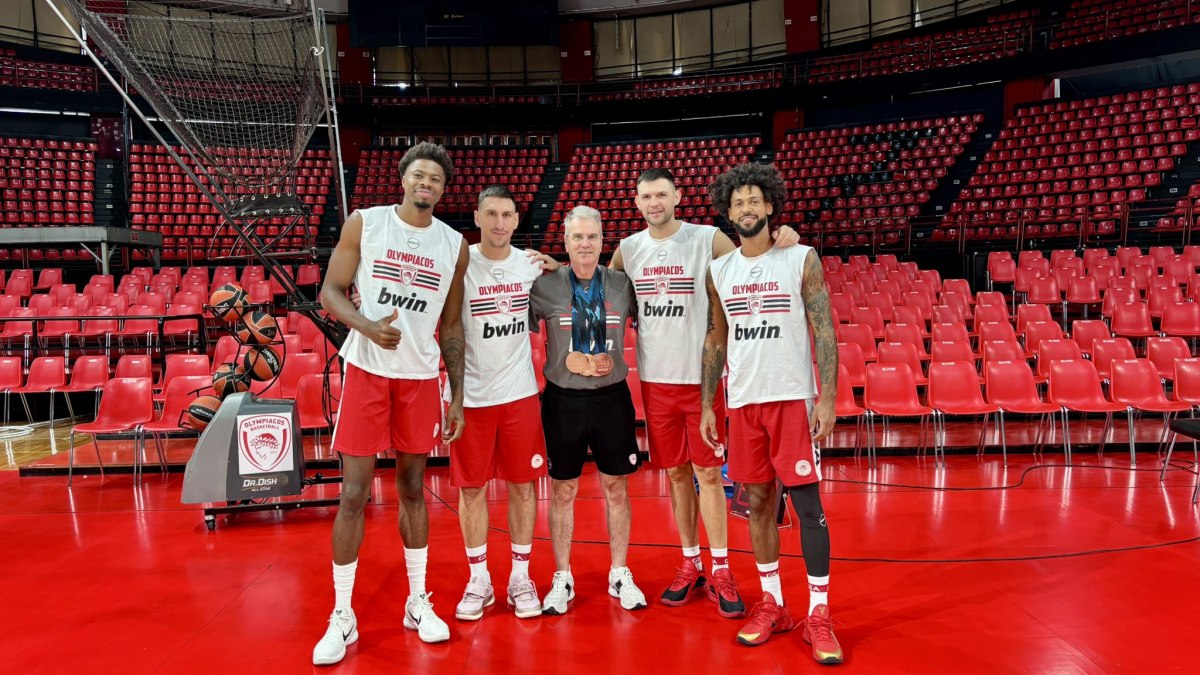 Πίσω στη βάση τους οι διεθνείς του Ολυμπιακού – Πόζαραν με τα χάλκινα μετάλλιά τους (pic)