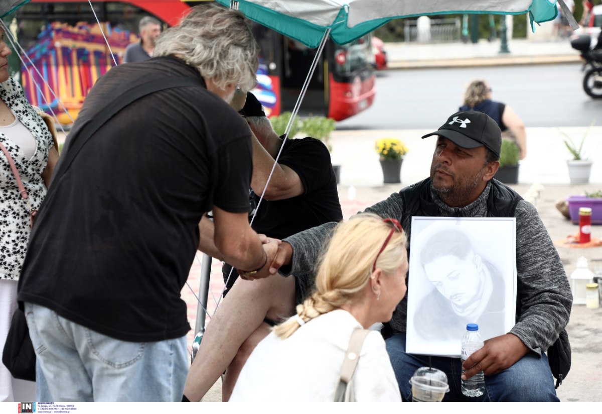 Τέμπη – Πάνος Ρούτσι: Συγκέντρωση αλληλεγγύης στον πατέρα θύματος που κάνει απεργία πείνας στο Σύνταγμα