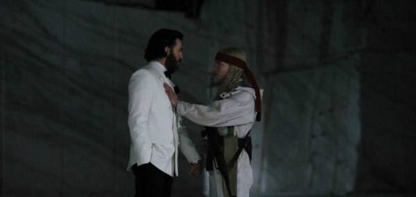 «Sacrifice»: Ο Κρις Έβανς και η Άνια Τέιλορ-Τζόι μιλούν για τα γυρίσματα στη Σαντορίνη – «Θαυμάζεις τη μαγεία»