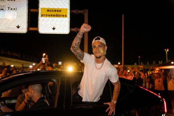 Άντονι: Θερμή υποδοχή από τους φίλους της Μπέτις στη Σεβίλλη (vids)