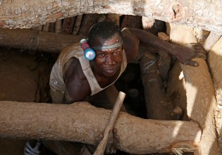 Τουλάχιστον 100 νεκροί μετά από κατάρρευση χρυσωρυχείου στη Νιγηρία