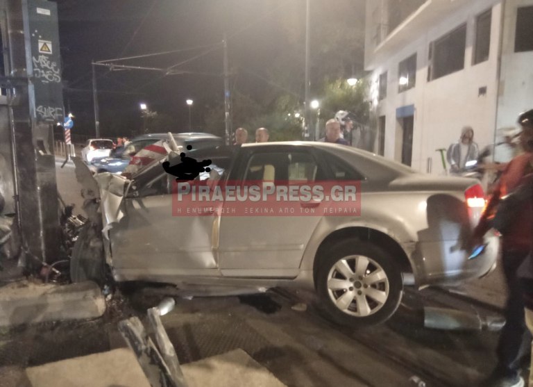 Πειραιάς: Εικόνες σοκ από το θανατηφόρο τροχαίο – Νεκρός ο 40χρονος οδηγός, διασωληνωμένη η συνοδηγός