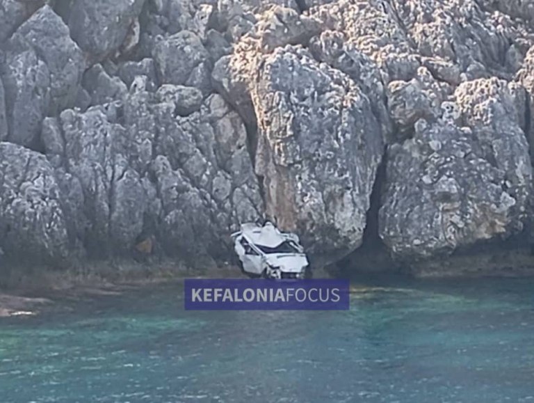 Κεφαλονιά: Νεκρός 23χρονος σε τροχαίο – Σοκάρουν οι εικόνες με το ΙΧ στον γκρεμό