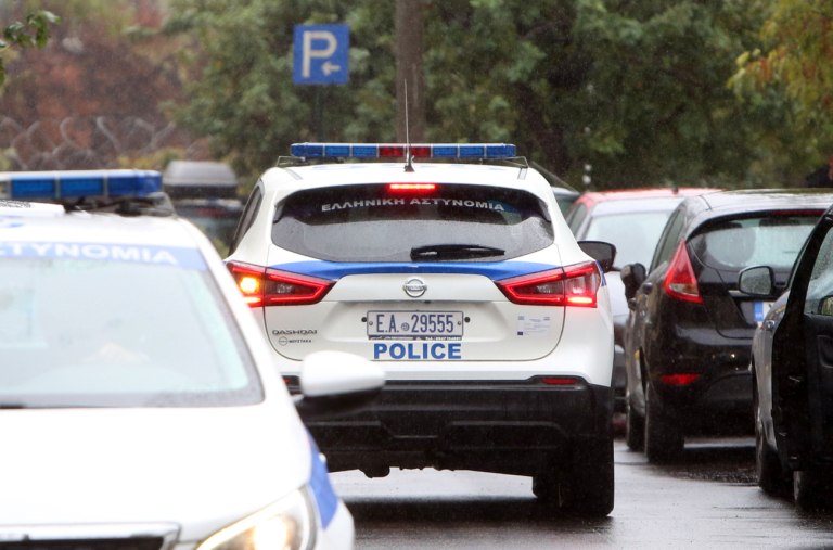 Στην Ευελπίδων αυτή την ώρα ο Βασίλης Μπισμπίκης – Πλάνα από το κρητικό γλέντι που διασκέδαζε πριν το τροχαίο