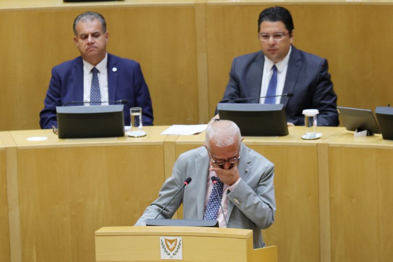 Νικήτας Κακλαμάνης: Η στιγμή που δακρύζει μιλώντας για τα Φυλακισμένα Μνήματα της Κύπρου