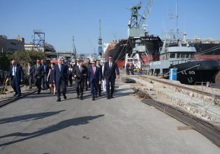 Συνάντηση Κικίλια – Μπέργκαμ στα ναυπηγεία Ελευσίνας – «Η συνεργασία Ελλάδας – ΗΠΑ θα συνεχιστεί»