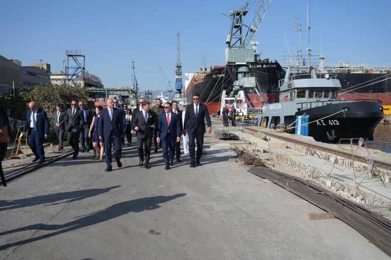 Συνάντηση Κικίλια – Μπέργκαμ στα ναυπηγεία Ελευσίνας – «Η συνεργασία Ελλάδας – ΗΠΑ θα συνεχιστεί»