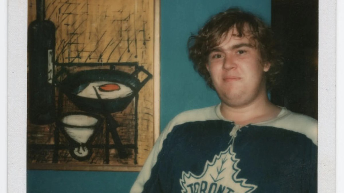 Ένα συγκλονιστικό ντοκιμαντέρ για τον Τζον Κάντι, τον σούπερ σταρ της κωμωδίας που έφυγε νωρίς