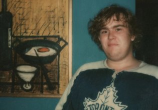 Ένα συγκλονιστικό ντοκιμαντέρ για τον Τζον Κάντι, τον σούπερ σταρ της κωμωδίας που έφυγε νωρίς