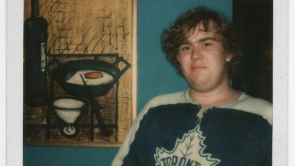 Ένα συγκλονιστικό ντοκιμαντέρ για τον Τζον Κάντι, τον σούπερ σταρ της κωμωδίας που έφυγε νωρίς