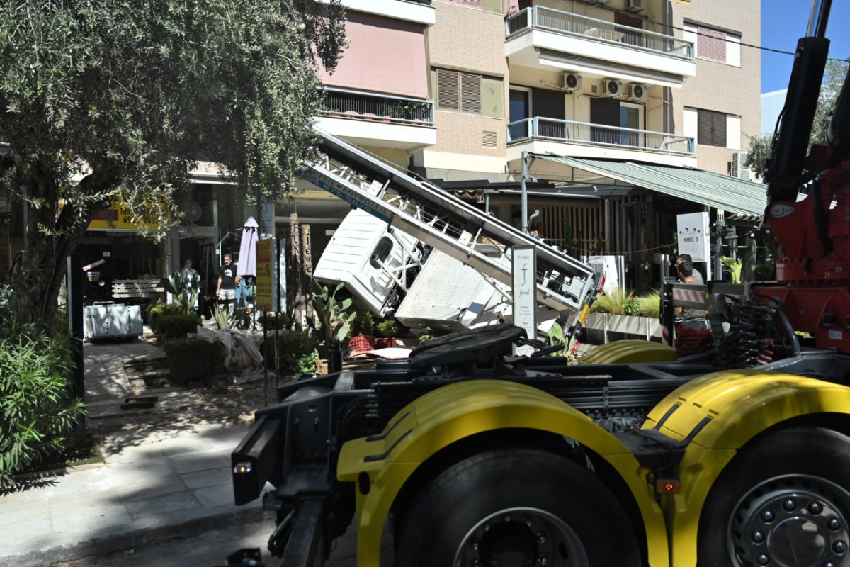 Γλυφάδα: Γερανοφόρο ανετράπη και έπεσε πάνω σε καφετέρια