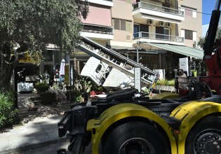 Γλυφάδα: Γερανοφόρο ανετράπη και έπεσε πάνω σε καφετέρια