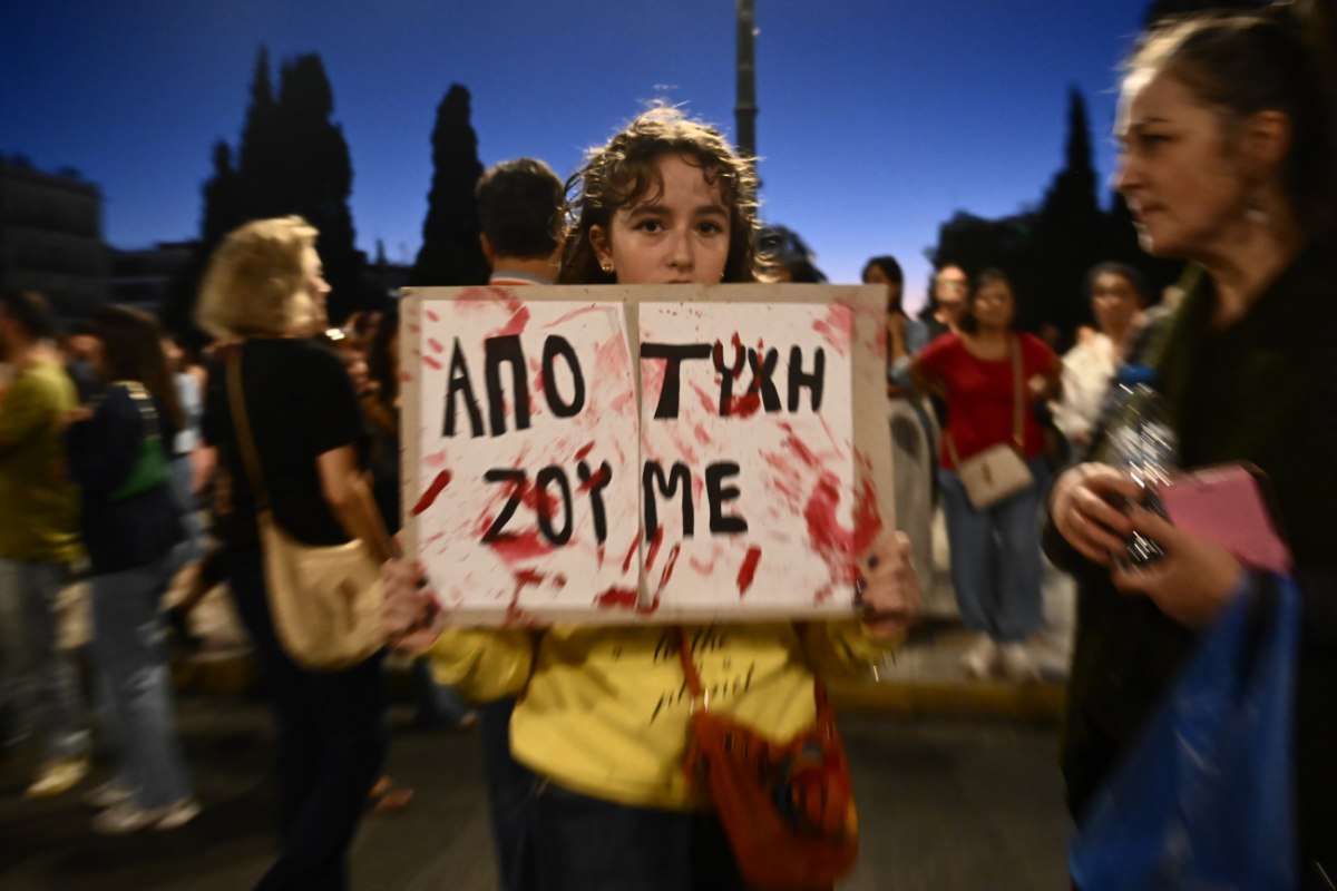 Τέμπη: Σε θέση άμυνας η κυβέρνηση – Αναφαίρετο δικαίωμα των συγγενών να ζητήσουν εκταφή, λέει η αντιπολίτευση