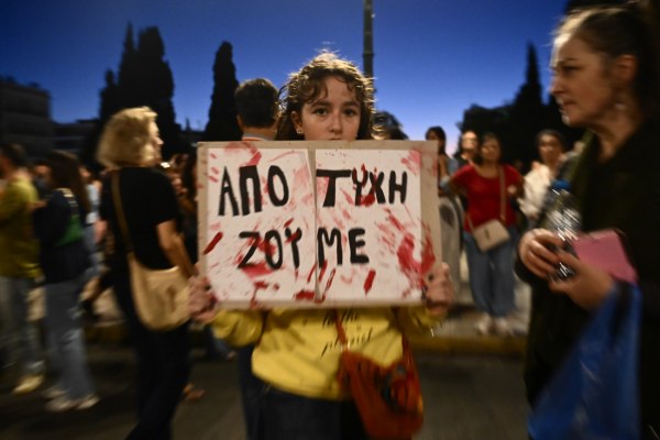 Τέμπη: Σε θέση άμυνας η κυβέρνηση – Αναφαίρετο δικαίωμα των συγγενών να ζητήσουν εκταφή, λέει η αντιπολίτευση