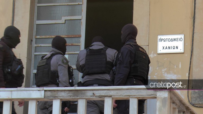 Κρήτη: «Άλλη μια ψεύτικη εγκληματική οργάνωση» φώναξαν οι συλληφθέντες έξω από την Εισαγγελία