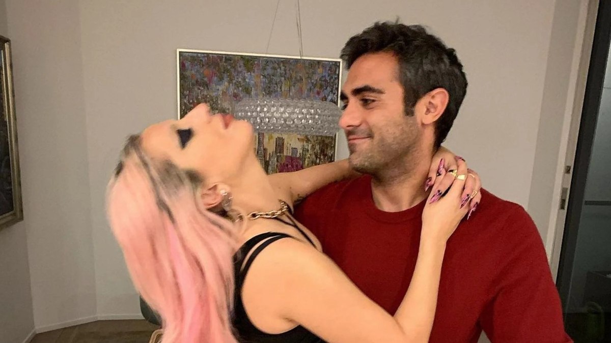 Η Lady Gaga αφιερώνει τη νίκη της στα VMA στον αρραβωνιαστικό της, Μάικλ Πολάνσκι