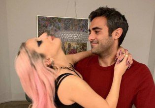 Η Lady Gaga αφιερώνει τη νίκη της στα VMA στον αρραβωνιαστικό της, Μάικλ Πολάνσκι