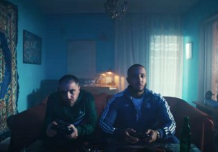 Ο ΛΕΞ παίζει videogame με τον Light, ενώ ένα περιπολικό πλησιάζει το σπίτι, στο νέο videoclip του Capo Dei Capi