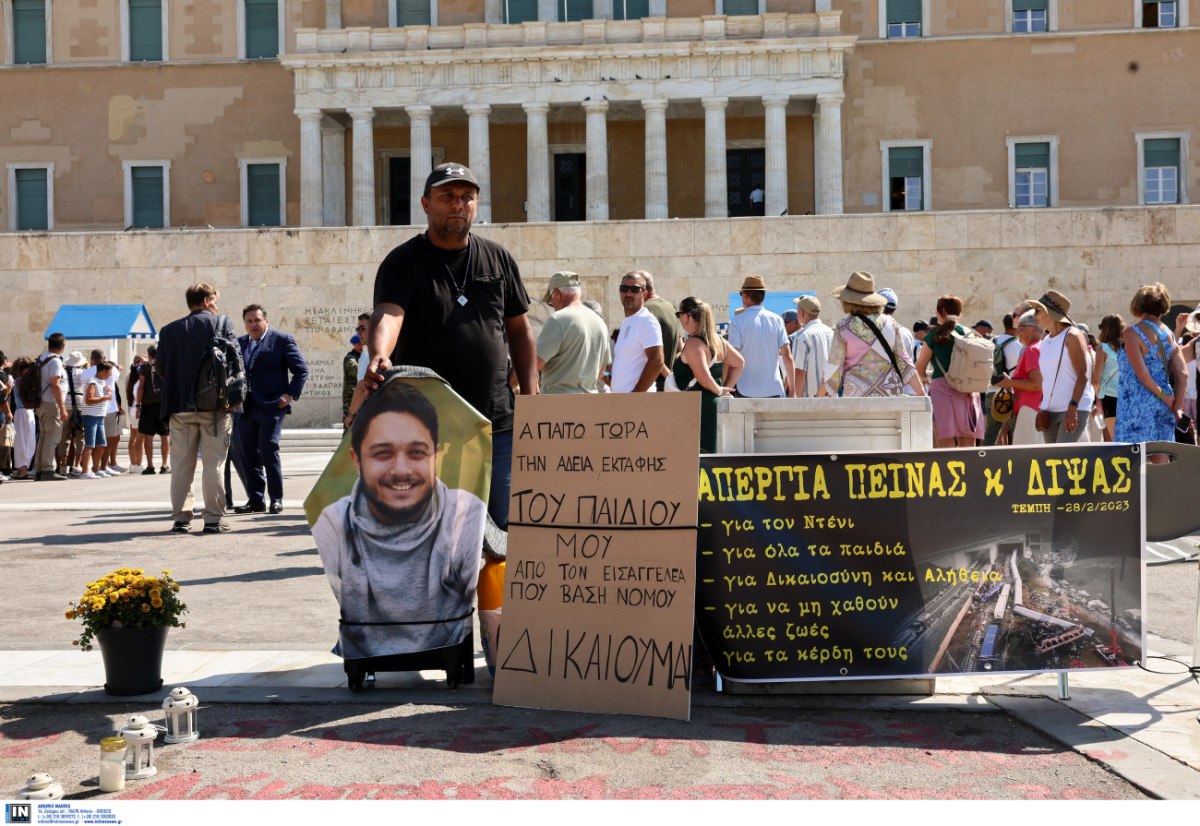 Τέμπη: Σε απεργία πείνας και δίψας πατέρας θύματος μπροστά από τη Βουλή – «Για να μη χαθούν άλλες ζωές»
