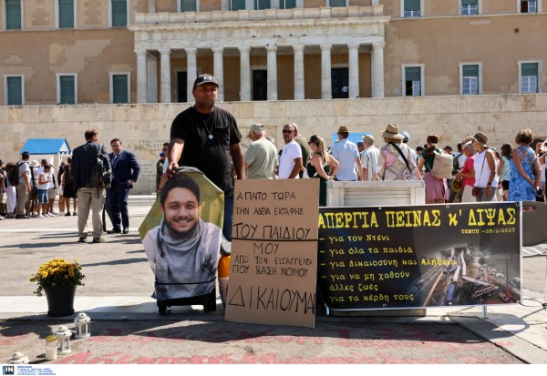 Τέμπη: Σε απεργία πείνας και δίψας πατέρας θύματος μπροστά από τη Βουλή – «Για να μη χαθούν άλλες ζωές»