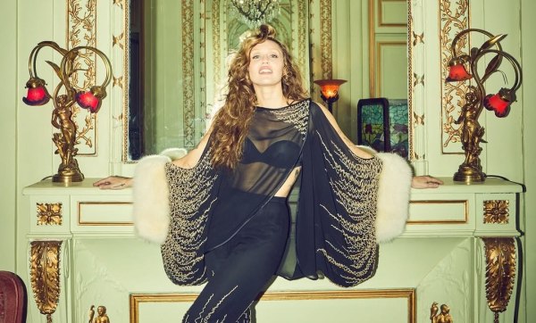 Η Μάιλι Σάιρους συνομιλεί με την Πάμελα Άντερσον για την καριέρα της – «Θα είσαι πάντα δημιουργική»