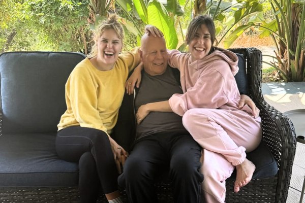 Μπρους Γουίλις: Χαμογελαστός με τις κόρες του σε νέα φωτογραφία – «Ευχές από ένα καλοκαίρι γεμάτο θαύματα»