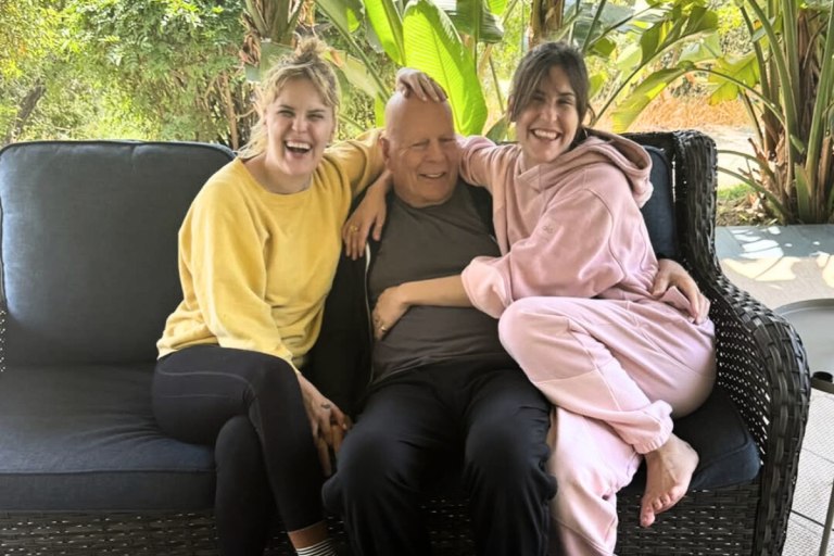 Μπρους Γουίλις: Χαμογελαστός με τις κόρες του σε νέα φωτογραφία – «Ευχές από ένα καλοκαίρι γεμάτο θαύματα»