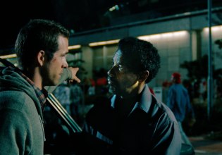 Ο Ράιαν Ρέινολντς εξόργισε τον Ντένζελ Ουάσινγκτον κατά τη διάρκεια μιας συγκινητικής σκηνής στo «Κρησφύγετο»